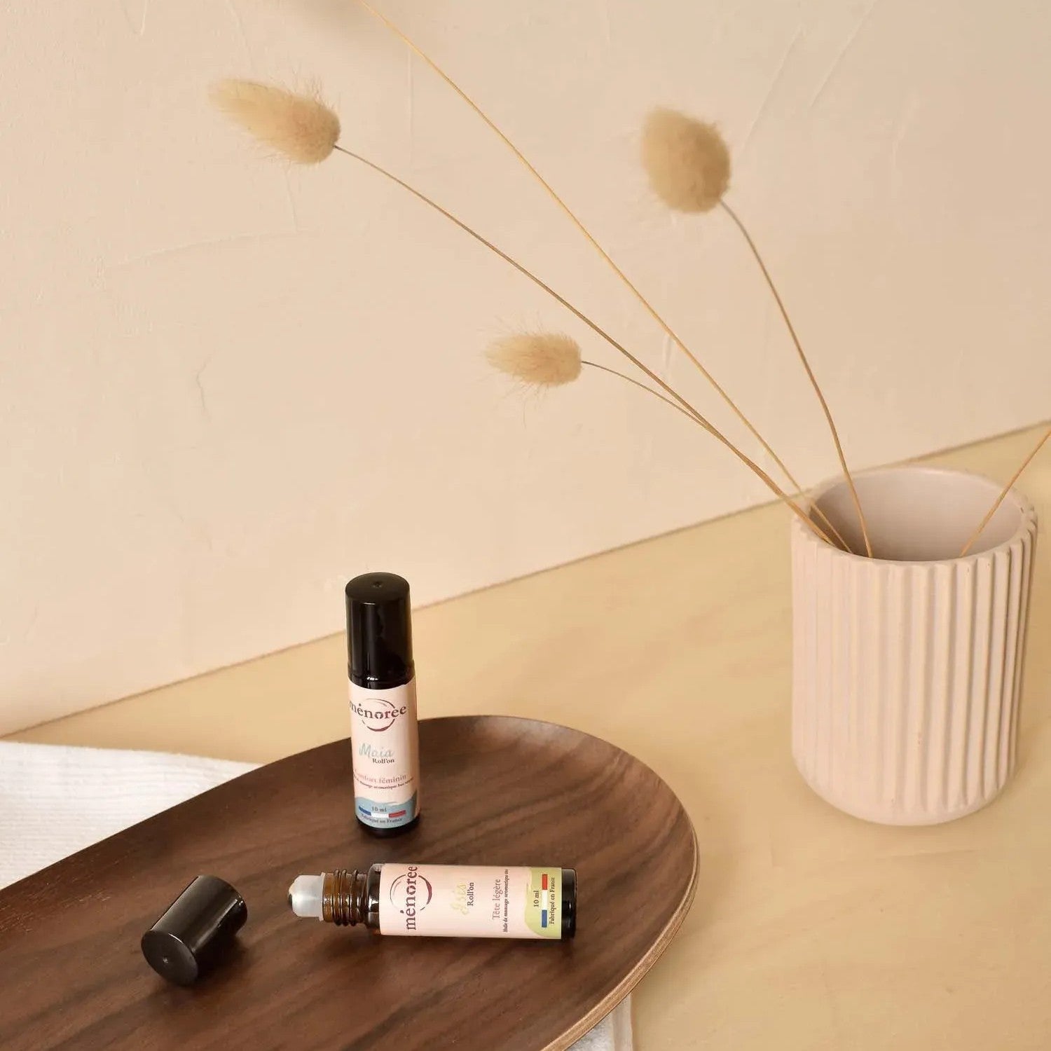 Roll'ons Maia & Isis déposés sur un plateau