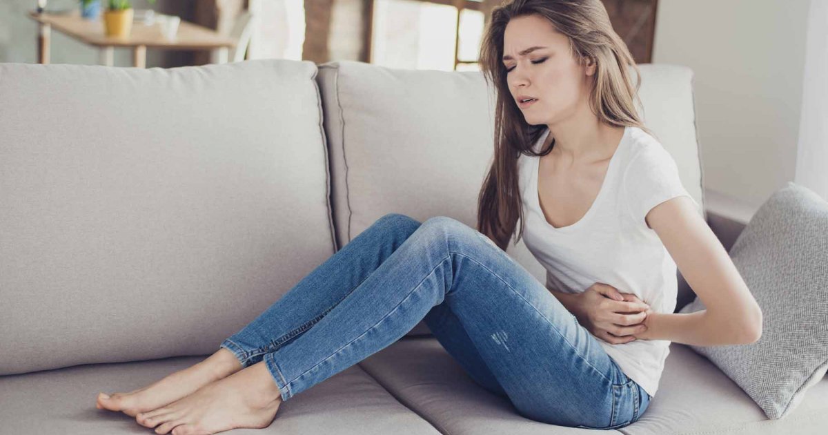 Douleur de règle sur canape