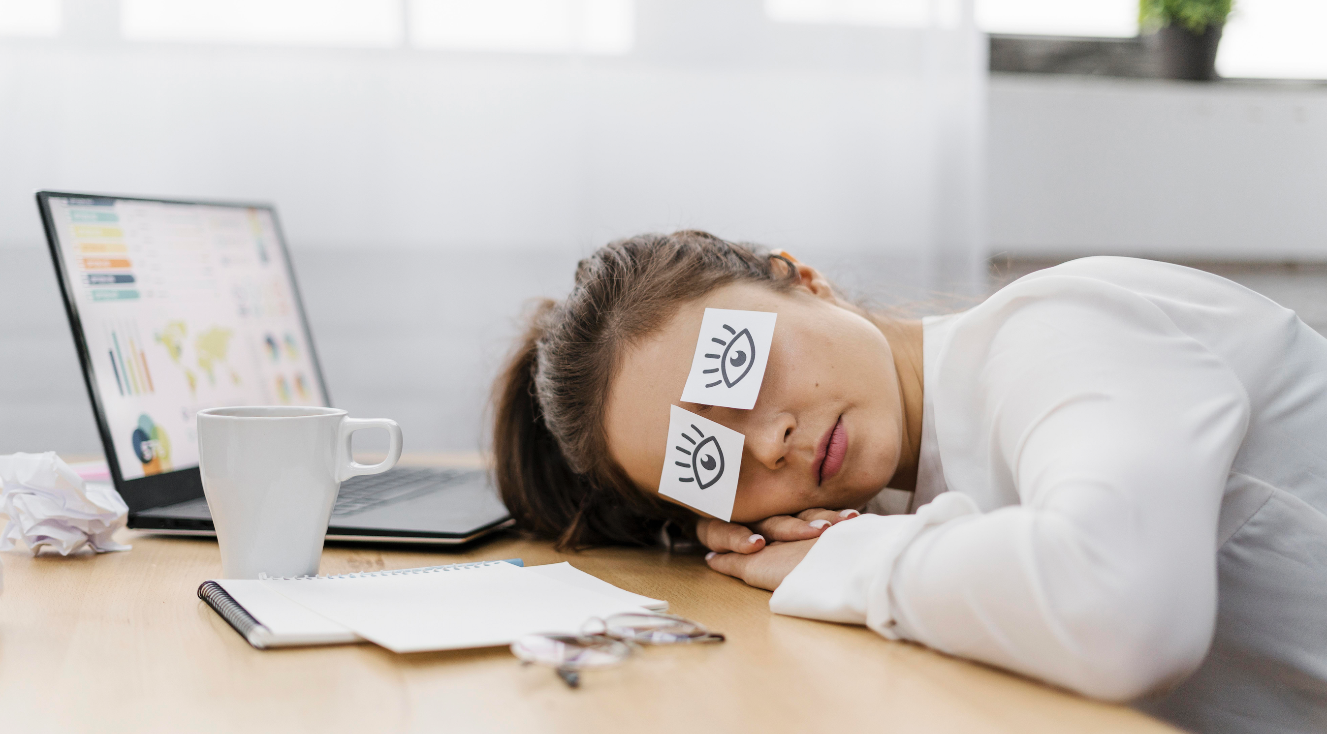Femme fatiguée au travail