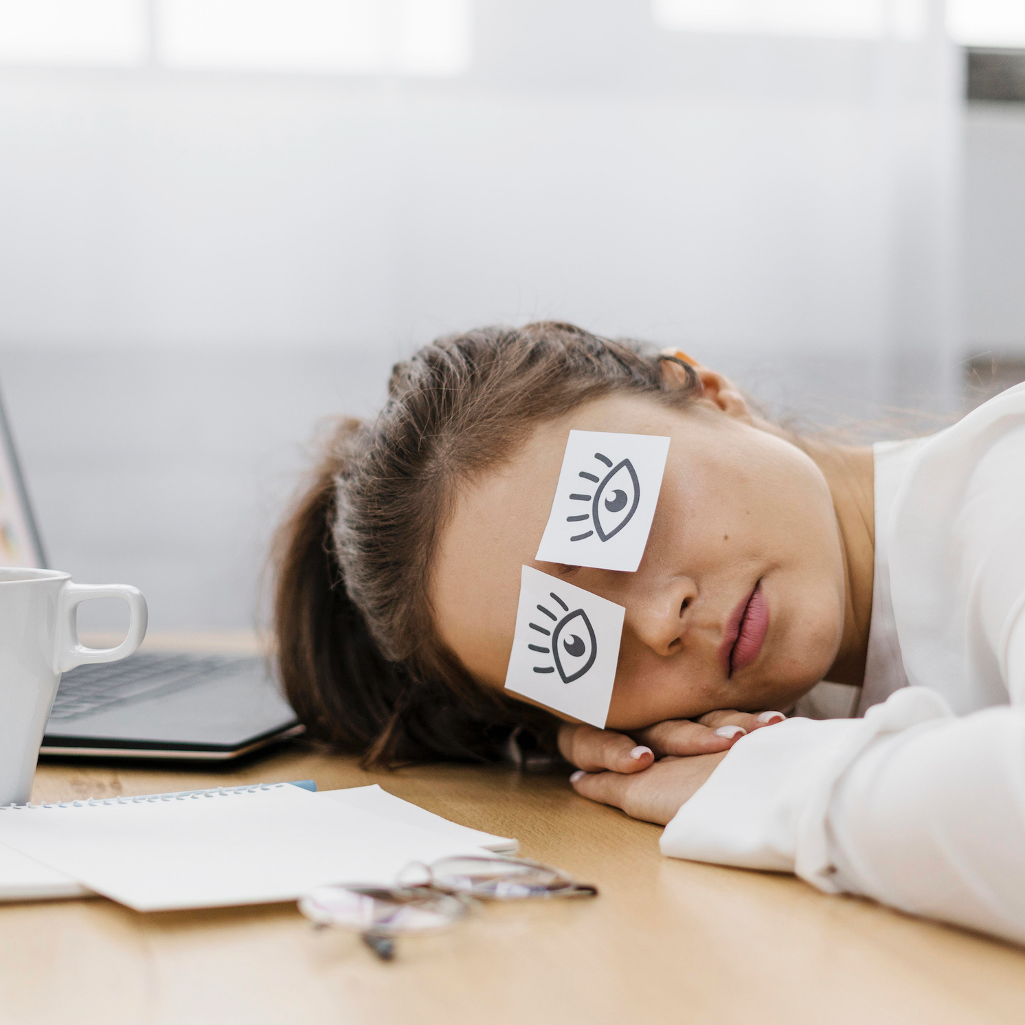 Fatigue et SPM : Pourquoi je me sens épuisée avant mes règles et que faire ?