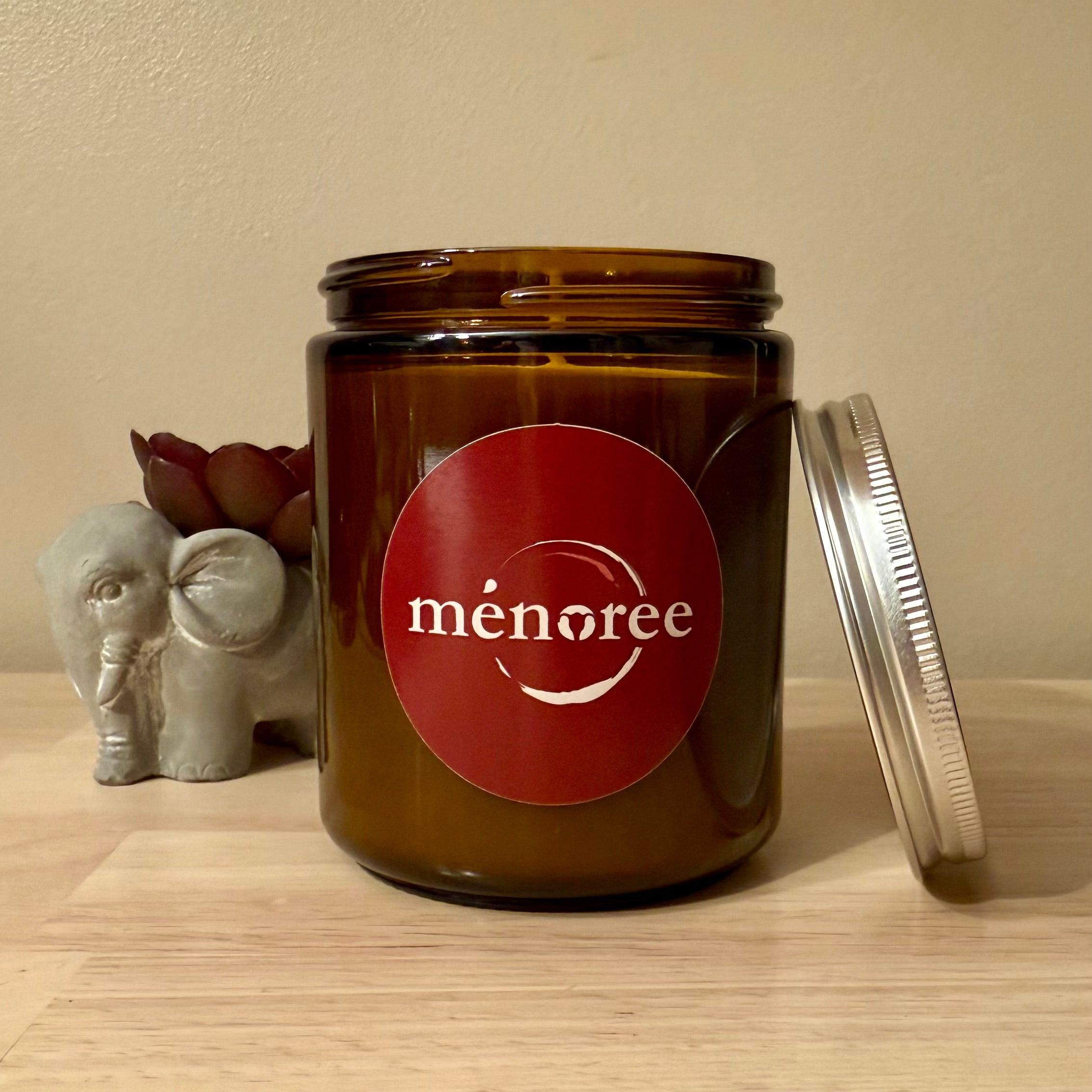 Bougie Ménorée avec couvercle ouvert et éléphant en fond