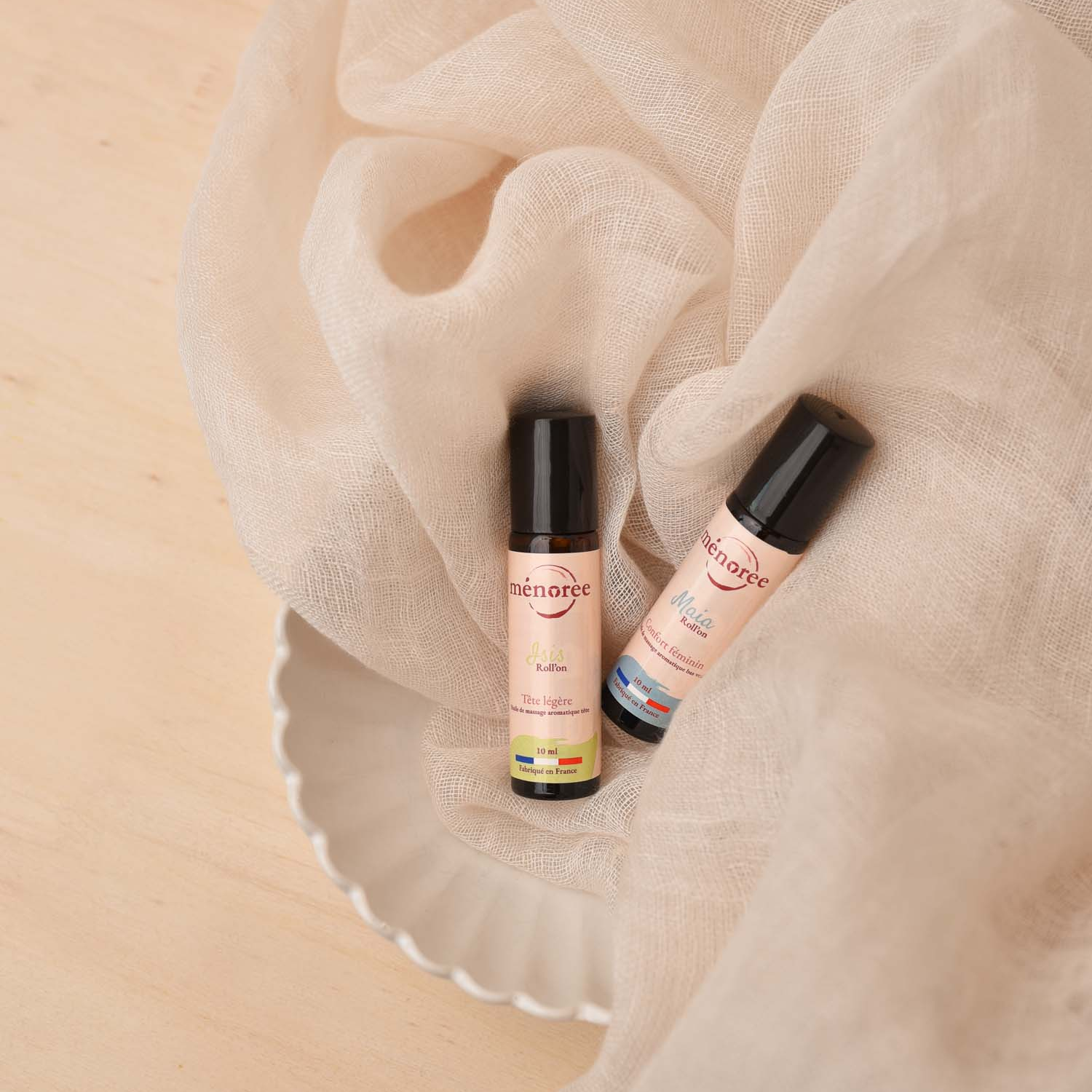 Maia et Isis dans une coupelle et un tissu