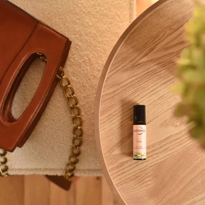 Roll'on Isis sur une table avec un sac bandoulière