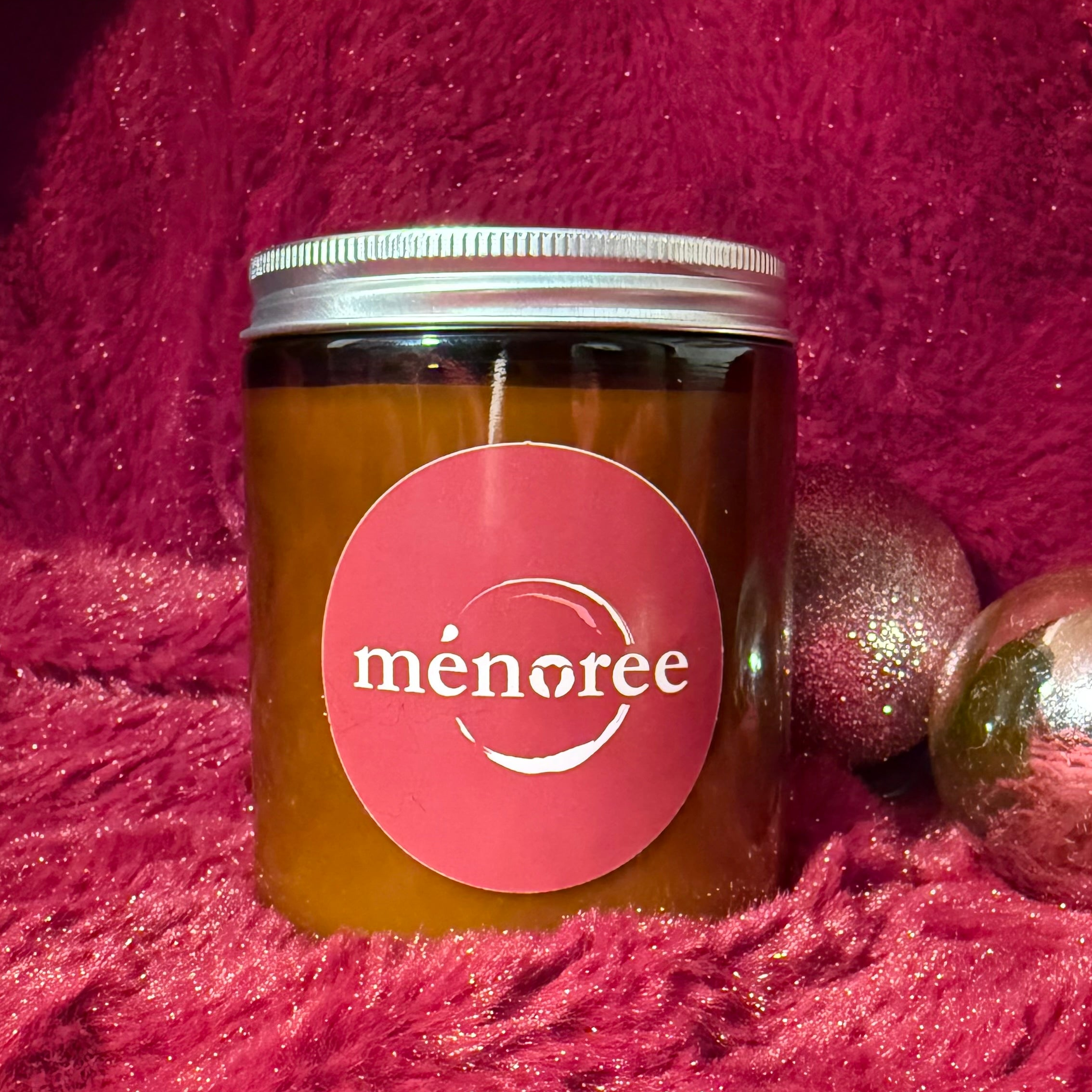Bougie Ménorée sur plaid avec boule de noel et couvercle fermé
