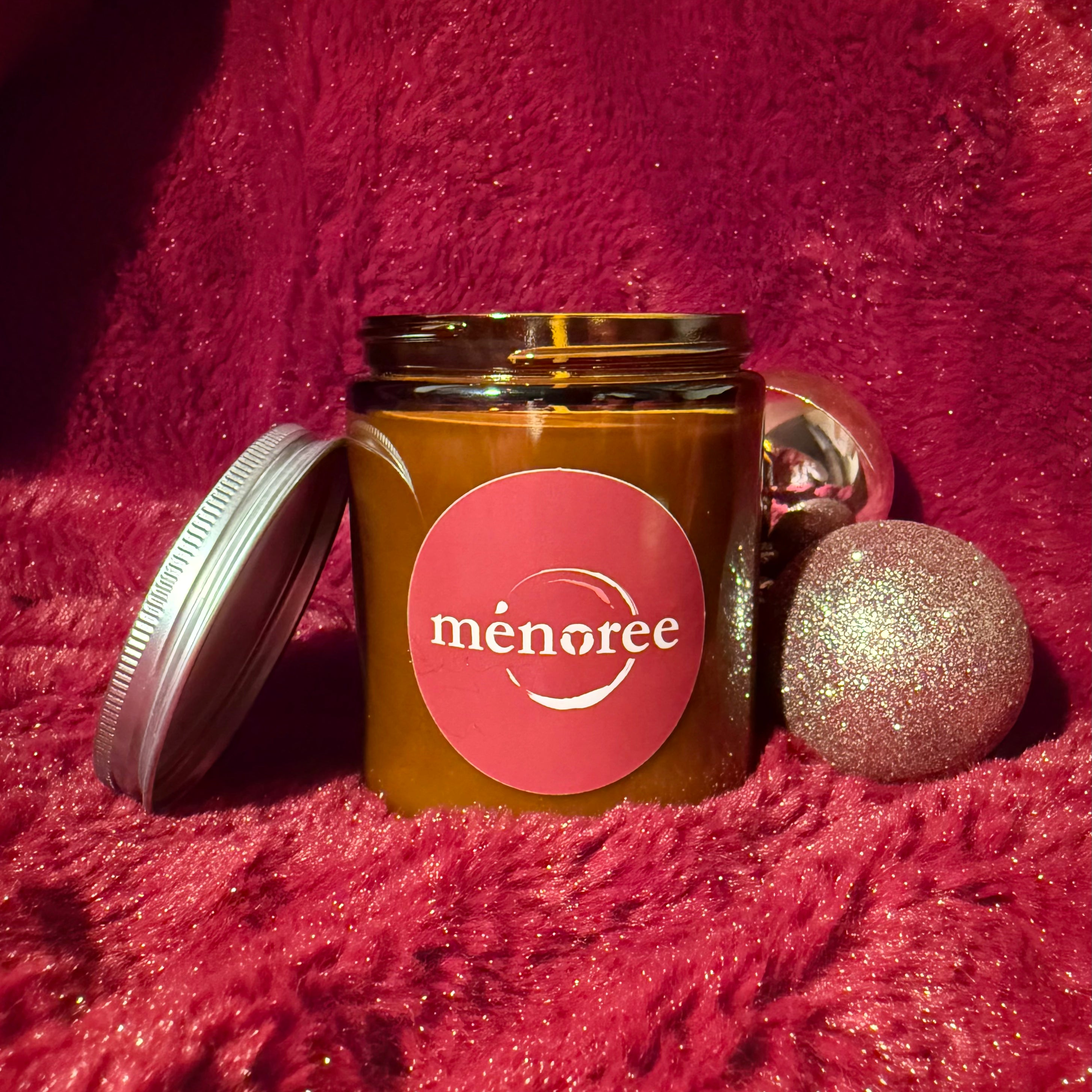 Bougie Ménorée sur un plaid avec boule de noel couvercle ouvert