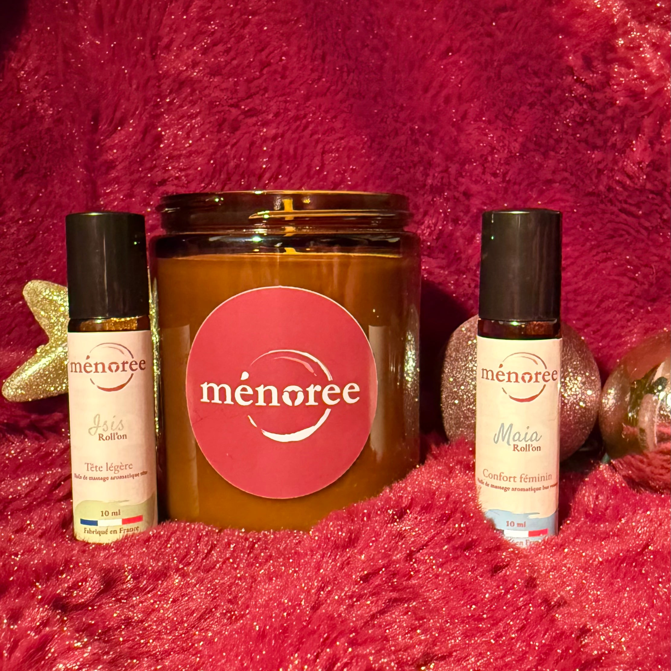 Bougie Ménorée et roll'ons Maia et Isis avec décorations de noel et plaid