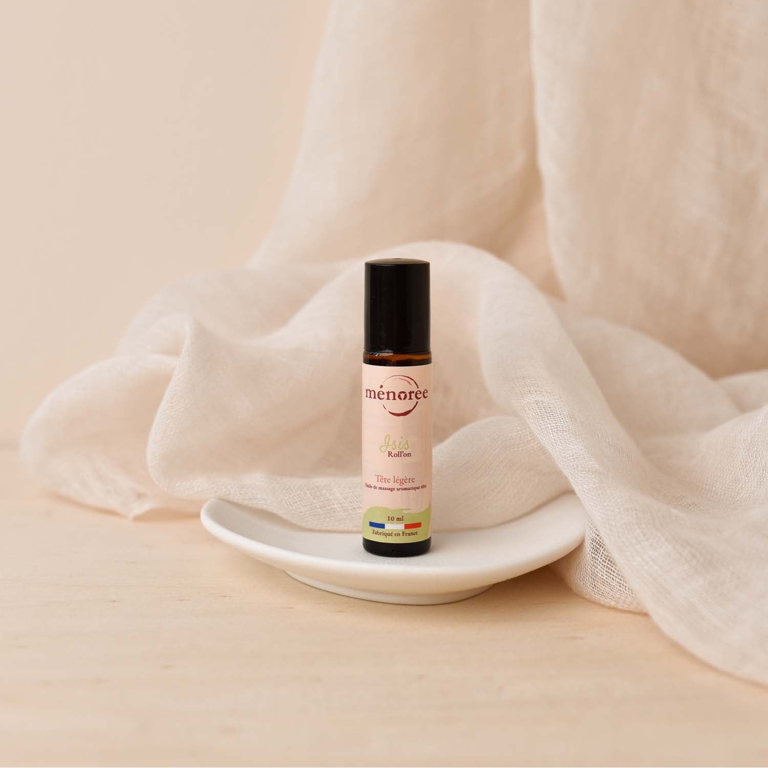 Roll on Isis dans une coupelle et un tissu