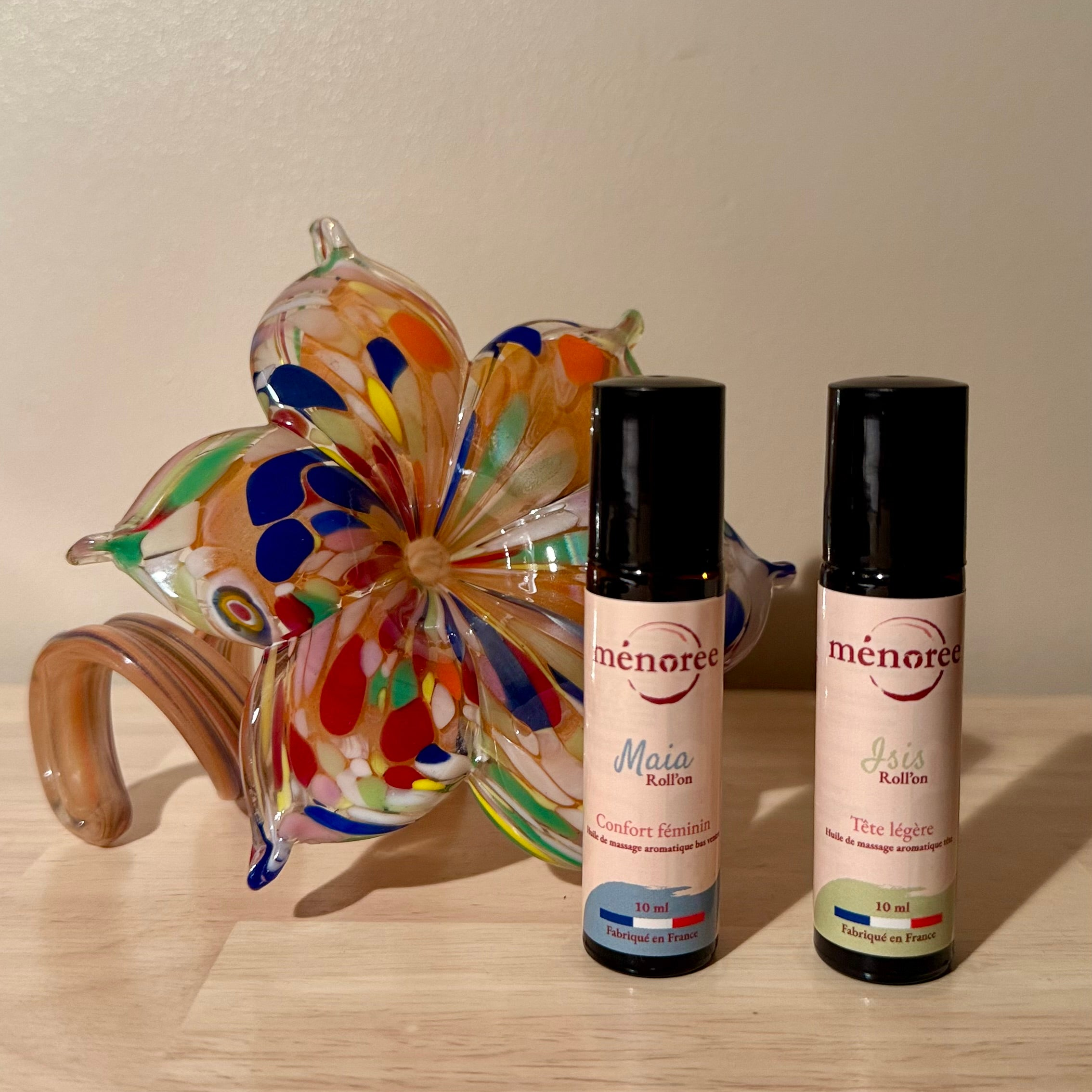 Roll on Maia et Isis à côté d'une fleur en verre