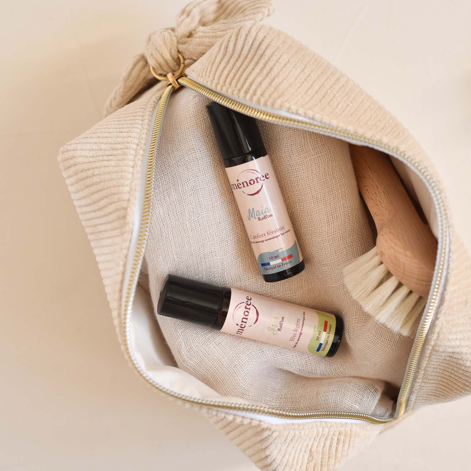 Roll on Maia et Isis dans une trousse de toilette avec une brosse et un tissu