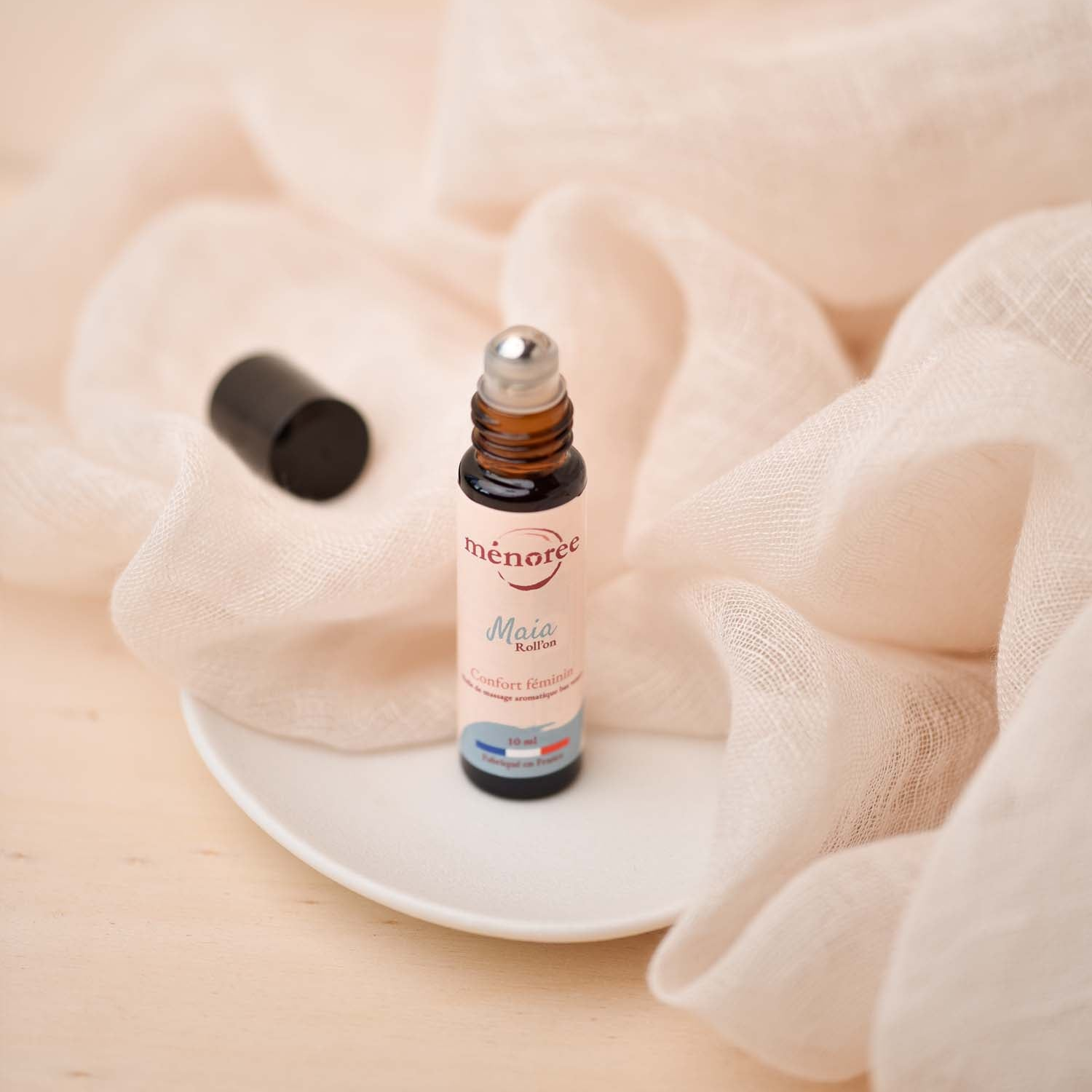 Roll'on Maia ouvert sur une coupelle avec un tissu