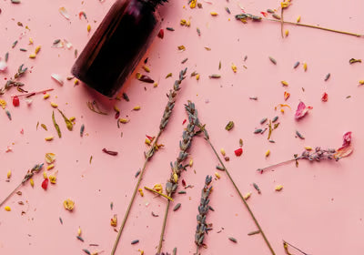 Fleurs et flacon ambré représentant le naturel"