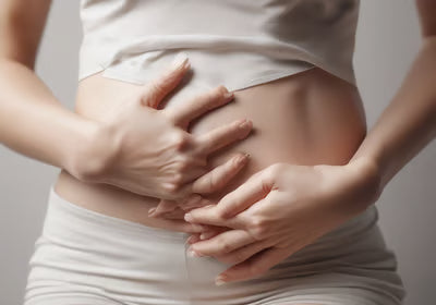 Mains sur le ventre pour un soulagement efficace