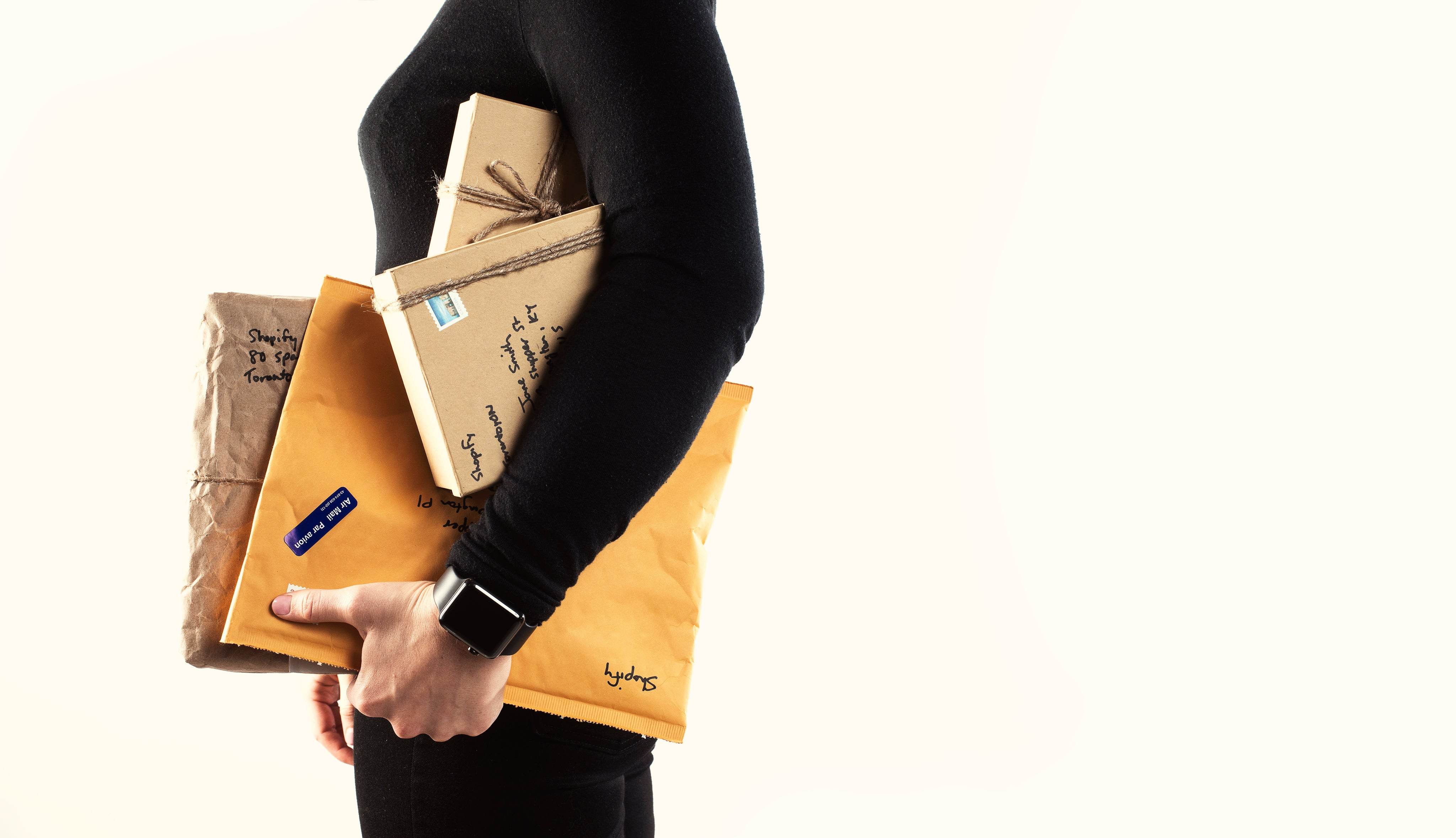 packages-held-in-the-hand - Ménorée